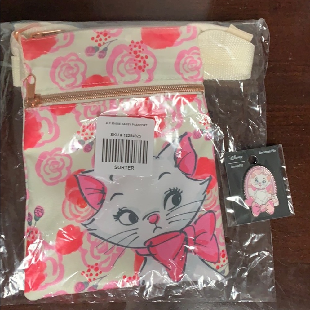 DISNEY LOUNGEFLY Marie PASSPORT XBODY BAG & PIN! - Picture 6 of 7